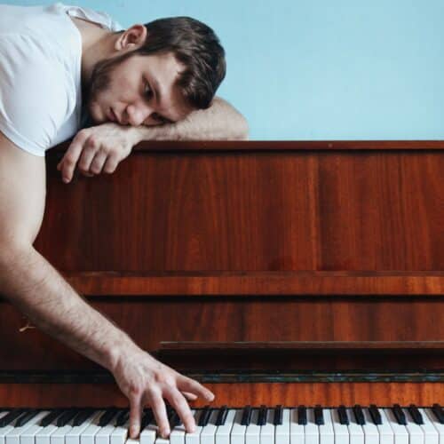 Pourquoi les cours de musique peuvent devenir une source de stress et comment transformer ce stress en force