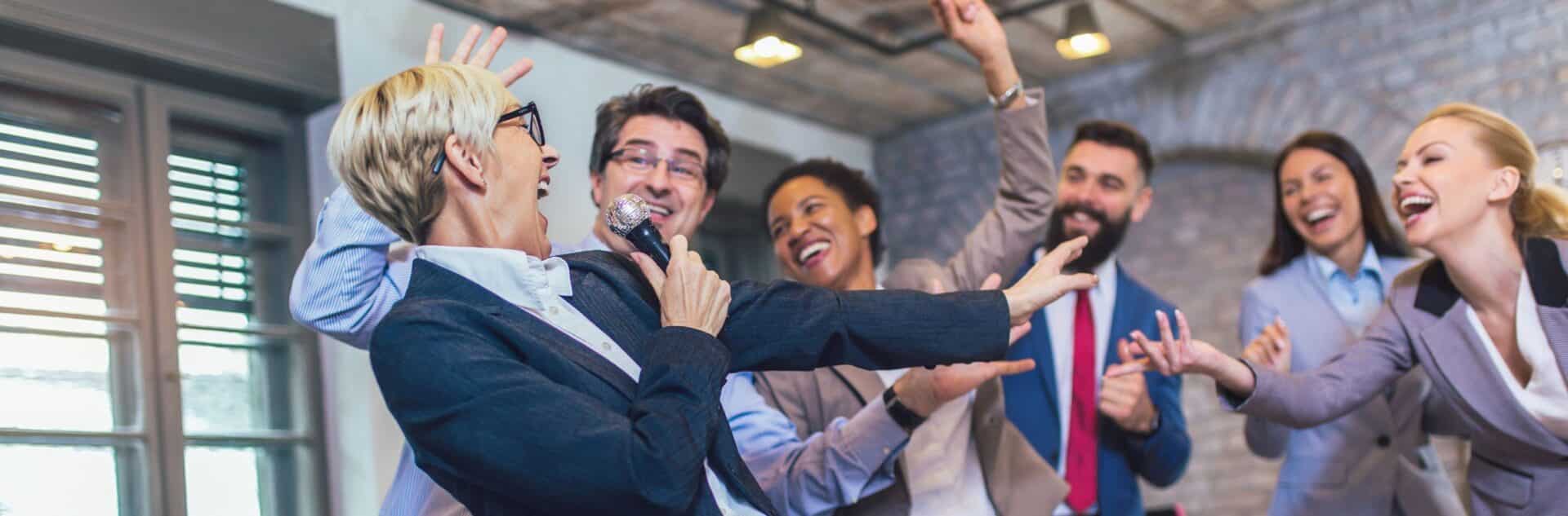 Chef de chœur animant une chorale en entreprise